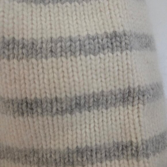 Hand-knit beanie in a a soft, fuzzy yarn - Picture 3 of 4